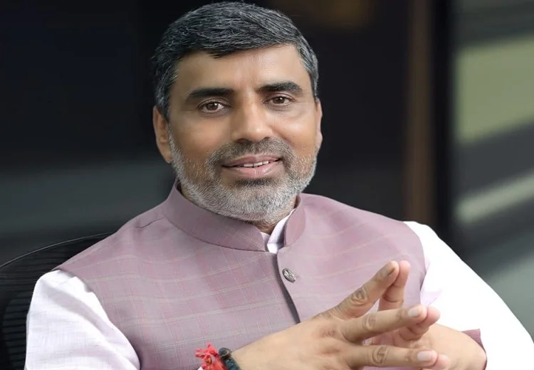 promotes 844 teachers