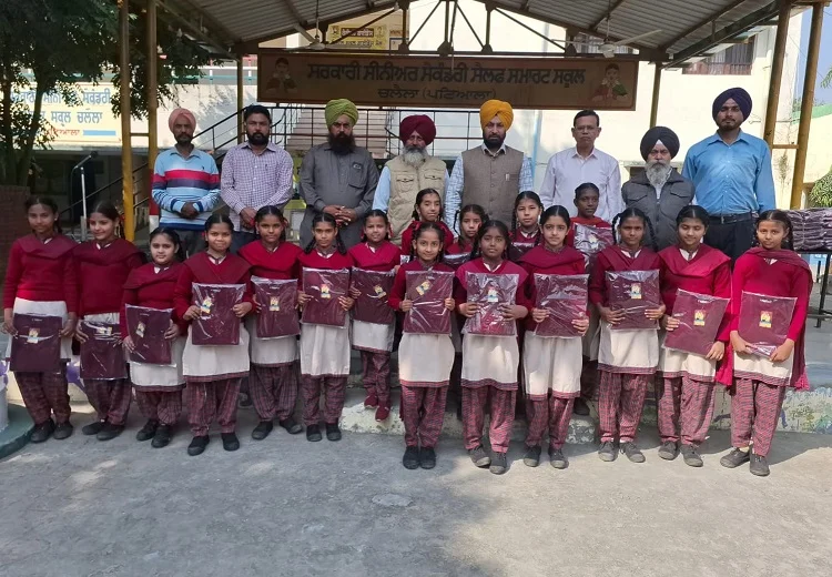 ਵਿਦਿਆਰਥੀਆਂ ਨੂੰ ਜਰਸੀਆਂ