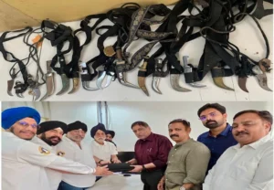 35 ਕਿਰਪਾਨਾਂ ਤੇ ਗਾਤਰੇ