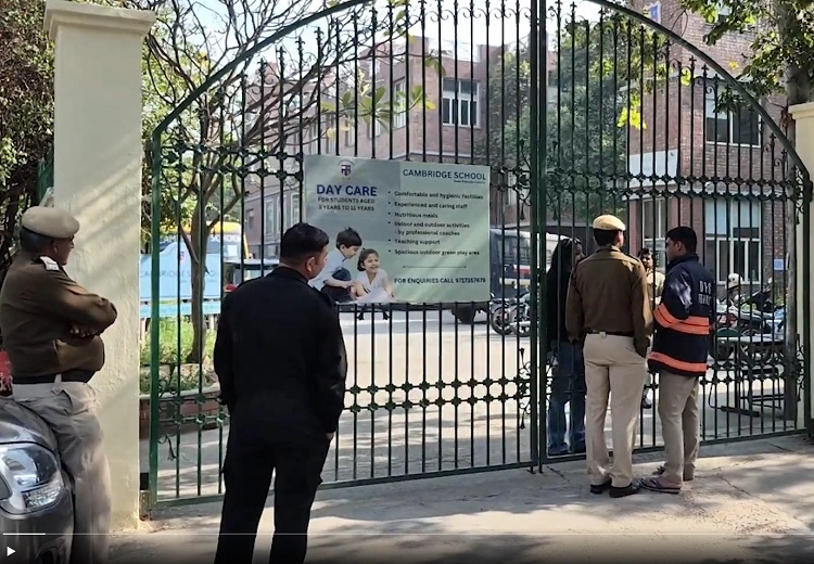 Delhi school bomb threat