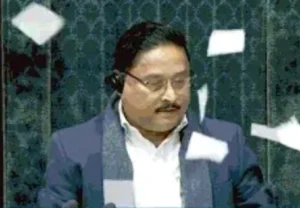 ਸਪੀਕਰ ਵੱਲ ਕਾਗਜ਼ ਸੁੱਟੇ