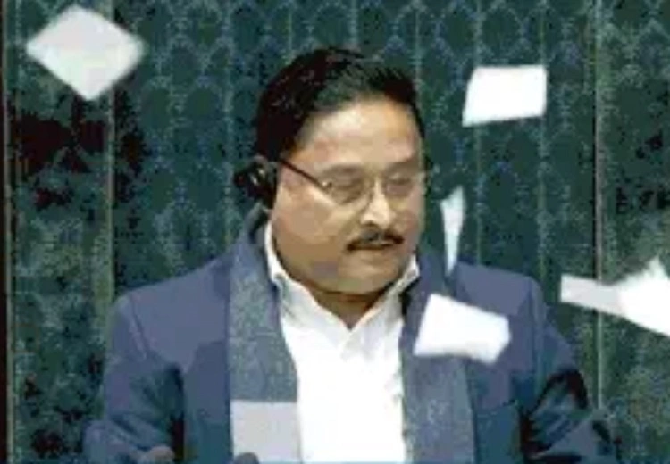 ਸਪੀਕਰ ਵੱਲ ਕਾਗਜ਼ ਸੁੱਟੇ