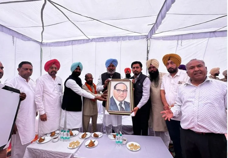 ‘ਆਪ’ ਆਗੂਆਂ ਨੇ ਕਾਂਸ਼ੀ ਰਾਮ ਨੂੰ ਸ਼ਰਧਾਂਜਲੀ ਭੇਟ&hellip;