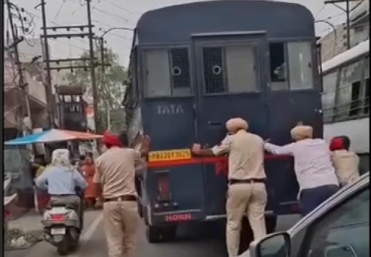 ਜੇਲ੍ਹ ਵੈਨ ਸੜਕ ਵਿਚਾਲੇ ਖਰਾਬ