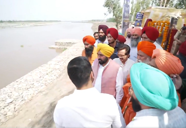 ਧੁੱਸੀ ਬੰਨ੍ਹ 'ਤੇ ਸੜਕ