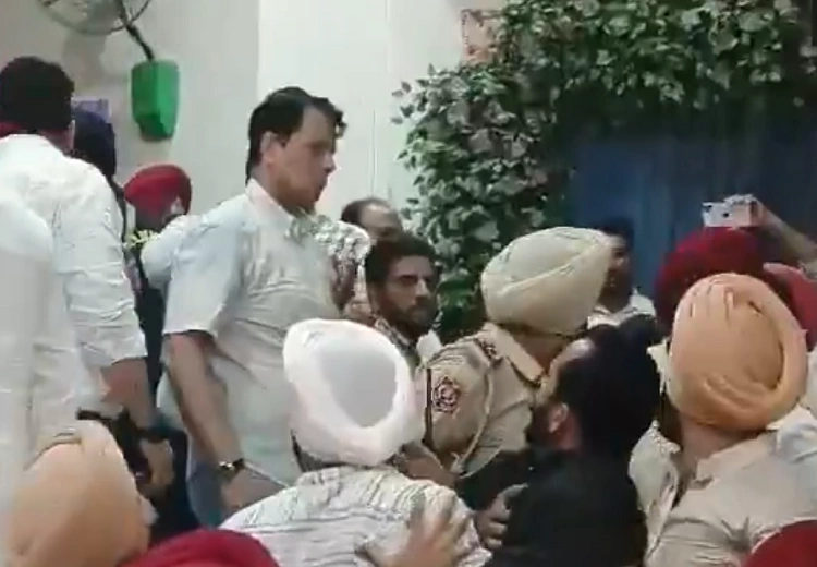 ਕਾਂਗਰਸ ਧੜਿਆਂ ਵਿਚਾਲੇ ਝੜੱਪ